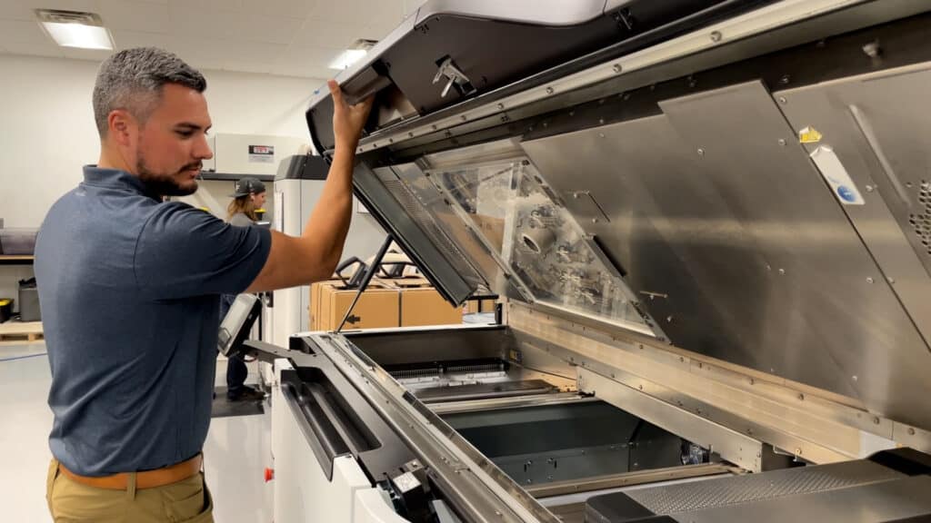 A3D worker with 3D printer opening lid